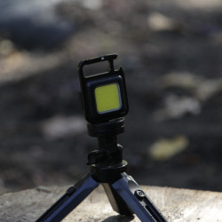 Linterna LED Recargable Multiusos – Imán, Trípode, Destapador y Más